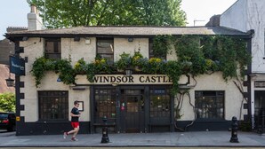 A building with a sign reading 'Windsor Castle' and a runner on the sidewalk. - Royal Crescent Mews - One Bedroom House, Sleeps 2 (London)