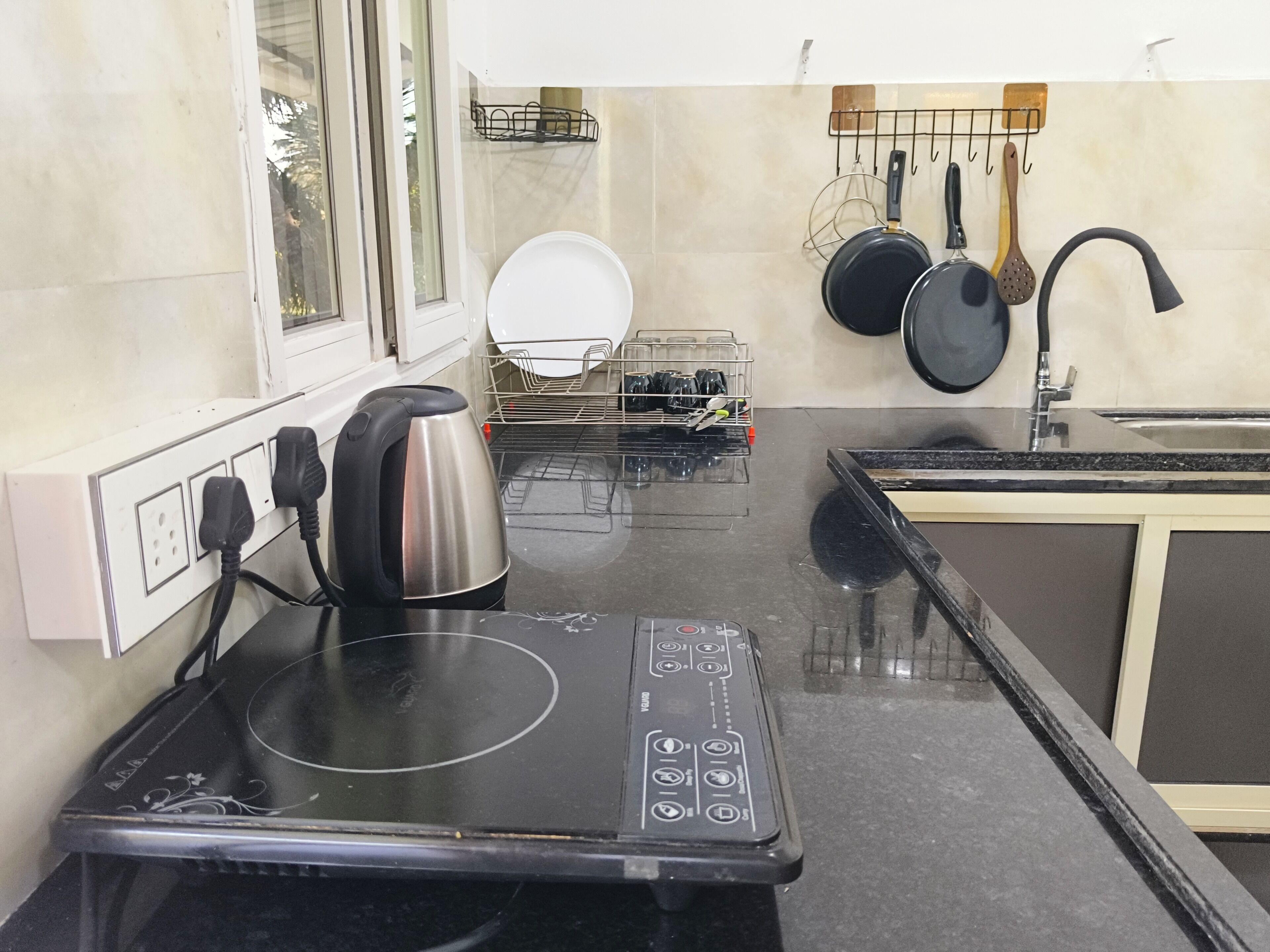 Quarto solteiro luxo, sacada | Cozinha privada | Geladeira grande, cooktop, lava-louças