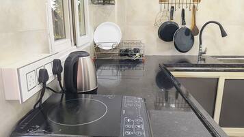 Quarto solteiro luxo, sacada | Cozinha privada | Geladeira grande, cooktop, lava-louças