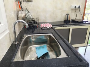 Chambre Simple Deluxe, balcon | Cuisine privée | Grand réfrigérateur, plaque de cuisson, lave-vaisselle