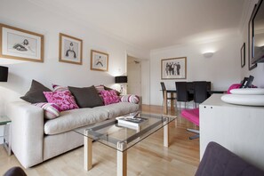 Living area - Theed Street - Two Bedroom Apartment, Sleeps 5 (London)