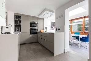 Wasserkocher mit Kaffee-/Teezubehör, Kühlschrank, Mikrowelle