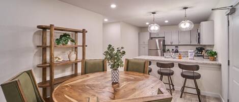 คอนโด, หลายเตียง (The Ruby 314) | ร้านอาหาร