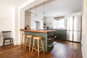 Wasserkocher mit Kaffee-/Teezubehör, Kühlschrank, Mikrowelle
