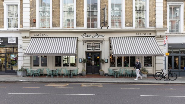 Un café bar con terraza y estilo brasserie.