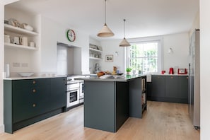 Wasserkocher mit Kaffee-/Teezubehör, Kühlschrank, Mikrowelle