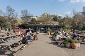 A park with picnic tables and a cafe named 'Pear Tree Cafe' in the center. - Oakley Street VII - Two Bedroom Apartment, Sleeps 4 (London)
