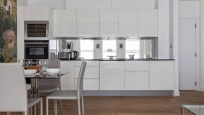 Wasserkocher mit Kaffee-/Teezubehör, Kühlschrank, Mikrowelle, Herdplatte