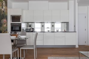Wasserkocher mit Kaffee-/Teezubehör, Kühlschrank, Mikrowelle, Herdplatte