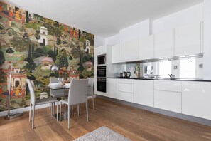 Wasserkocher mit Kaffee-/Teezubehör, Kühlschrank, Mikrowelle, Herdplatte