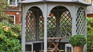 Outdoor dining - Gledhow Gardens - Two Bedroom Apartment, Sleeps 4 (London)