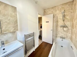 Towels, soap, toilet paper - Stylish 3-Bed flat | Sleeps 6 | Perfect for Families, Groups & Contractors (Newcastle upon Tyne)