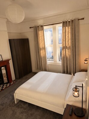 3 bedrooms, desk, iron/ironing board, free WiFi - Stylish 3-Bed flat | Sleeps 6 | Perfect for Families, Groups & Contractors (Newcastle upon Tyne)