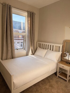 3 bedrooms, desk, iron/ironing board, free WiFi - Stylish 3-Bed flat | Sleeps 6 | Perfect for Families, Groups & Contractors (Newcastle upon Tyne)