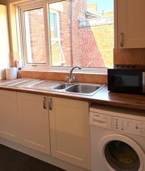 Fridge, microwave, oven, stovetop - Stylish 3-Bed flat | Sleeps 6 | Perfect for Families, Groups & Contractors (Newcastle upon Tyne)