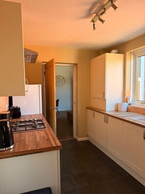 Fridge, microwave, oven, stovetop - Stylish 3-Bed flat | Sleeps 6 | Perfect for Families, Groups & Contractors (Newcastle upon Tyne)