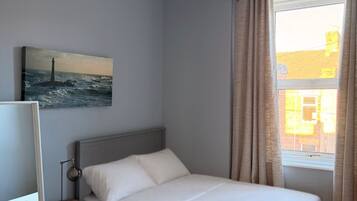 3 bedrooms, desk, iron/ironing board, free WiFi