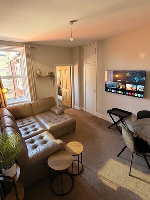 Smart TV - Stylish 3-Bed flat | Sleeps 6 | Perfect for Families, Groups & Contractors (Newcastle upon Tyne)