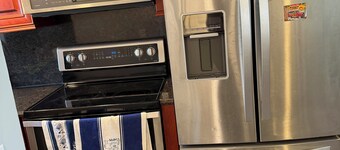 Brilliant, plush studio apartment in Brightwaters,NY .Bars and restaurants 3mins