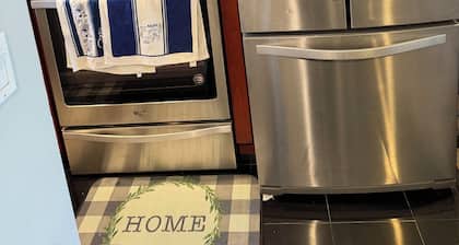 Brilliant, plush studio apartment in Brightwaters,NY .Bars and restaurants 3mins