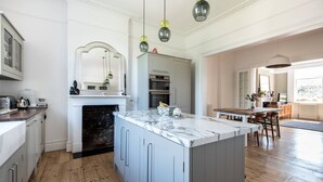 Unclassified image, 3 of 32, button - Westbourne Grove VIII (London)