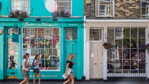 A turquoise storefront with a sign 'Beatrice von Versers' and a visible phone number. - Westbourne Grove VIII (London)