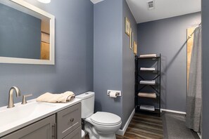 Haartrockner, Handtücher, Seife, Toilettenpapier