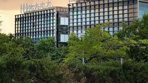 Un moderno edificio de hotel con un letrero llamativo que dice 'HUALTON HOTEL'.