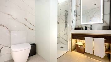 Habitación doble superior, no fumadores, vistas a la ciudad | Baño | Ducha, secador de pelo, zapatillas y toallas