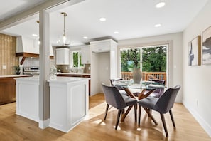 Interior - Lovely 5-bedroom house in fantastic Vancouver neighborhood with AC (Vancouver)