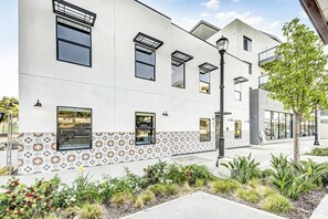 En modern byggnad med en slät fasad, flera fönster och en mönstrad list längst ner.