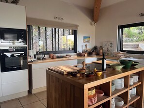 Private kitchen - Provençal villa with a private pool and views of the hills of the Pays de Fayence (Montauroux)