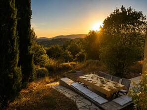 Outdoor dining - Provençal villa with a private pool and views of the hills of the Pays de Fayence (Montauroux)