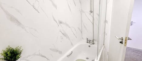 ヘアドライヤー、タオル、石鹸、トイレットペーパー