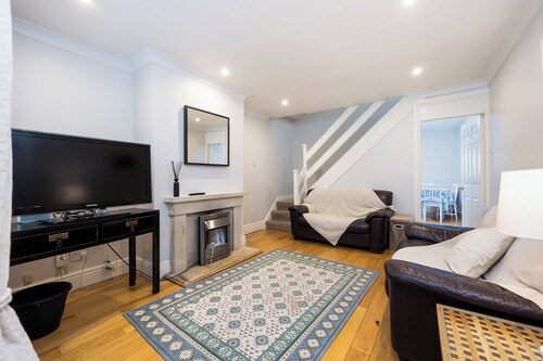 Bright 2BR w/ Private Backyard Near City Centre