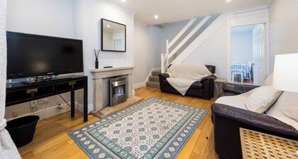 Bright 2BR w/ Private Backyard Near City Centre
