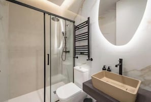 Hair dryer, towels, soap, shampoo - Bright Designer Apartment Near Gran Vía & Plaza de España  3 Bedrooms (Rivas-Vaciamadrid)
