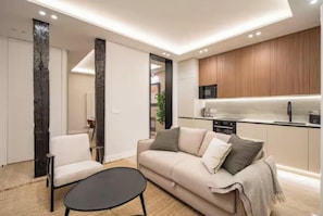 Smart TV - Bright Designer Apartment Near Gran Vía & Plaza de España  3 Bedrooms (Rivas-Vaciamadrid)
