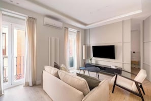 Smart TV - Bright Designer Apartment Near Gran Vía & Plaza de España  3 Bedrooms (Rivas-Vaciamadrid)