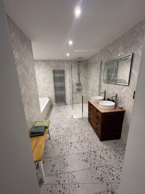 Haartrockner, Handtücher, Seife, Toilettenpapier