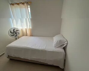 Een strijkplank/strijkijzer, internet, beddengoed