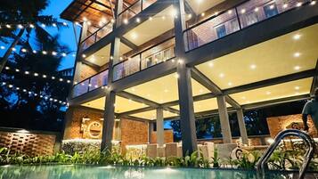 5 outdoor pools