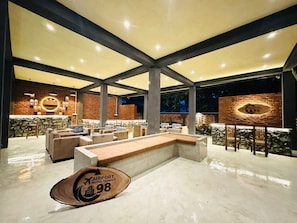 Bar (trong khuôn viên)