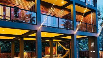 5 outdoor pools