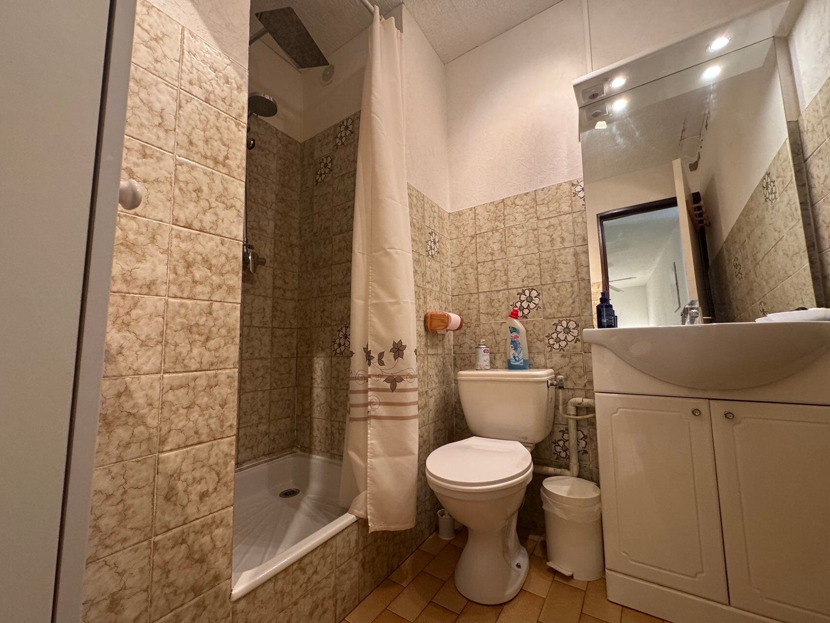 Shower, towels