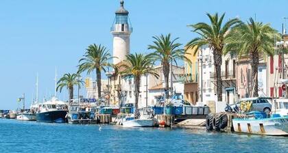 Le Balcon du Chenal, Sleeps 4, Boat View