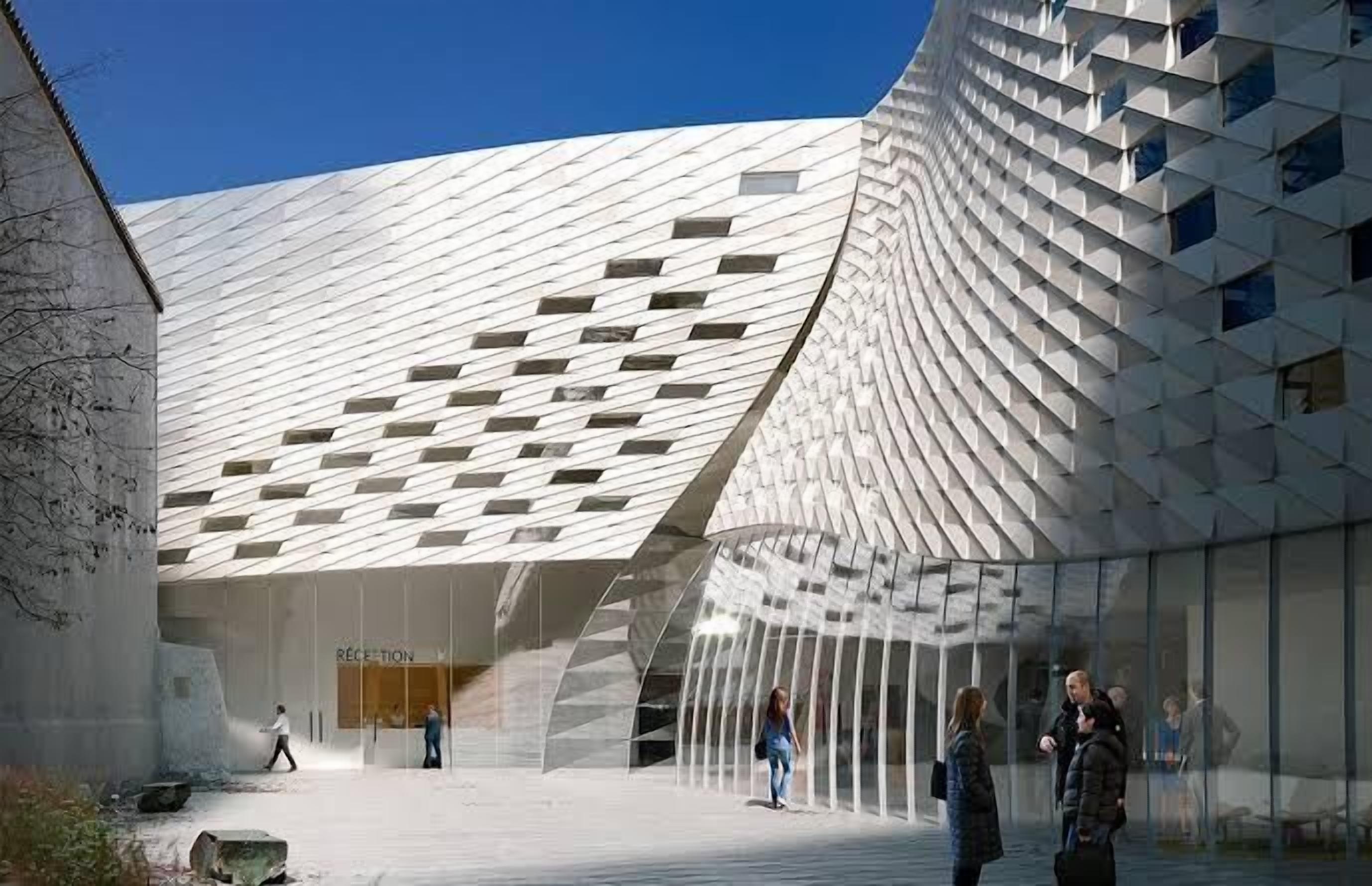 En moderne bygning med en unik geometrisk facade og et rummeligt indgangsparti.