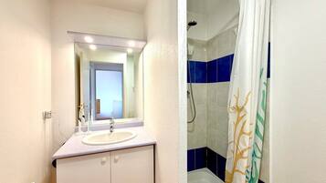 Shower, hair dryer, towels