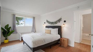 Escritorio, tabla de planchar con plancha, wifi y ropa de cama