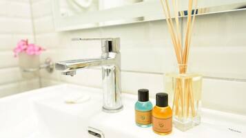 Economy Room | Bathroom | Shower, hair dryer, towels, soap